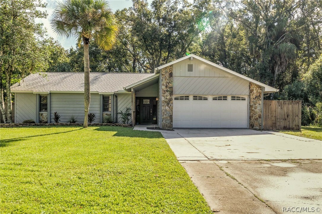 Property Photo:  585 N Country Club Drive  FL 34429 