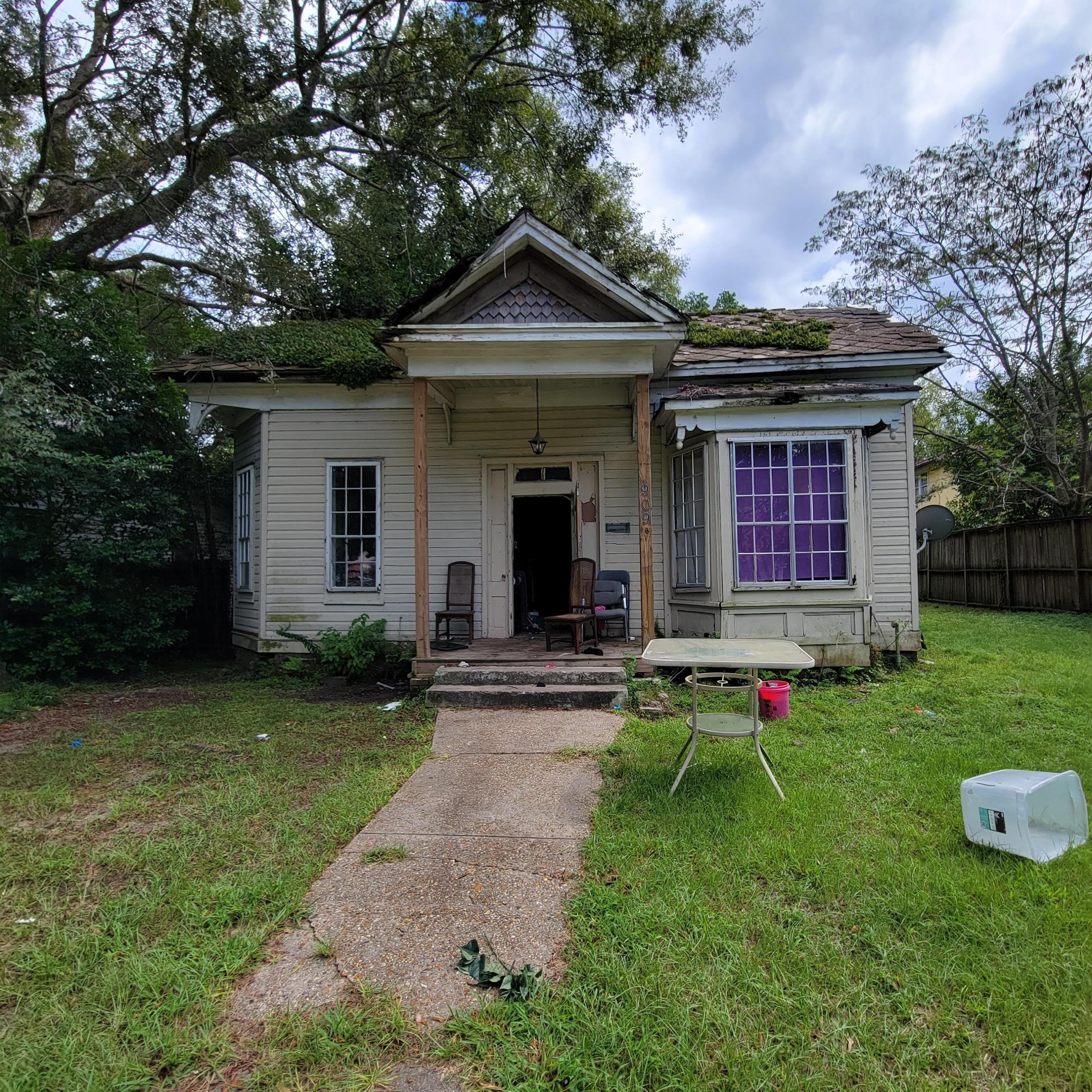 Property Photo: 909 E Laurel Ave. MS 39401