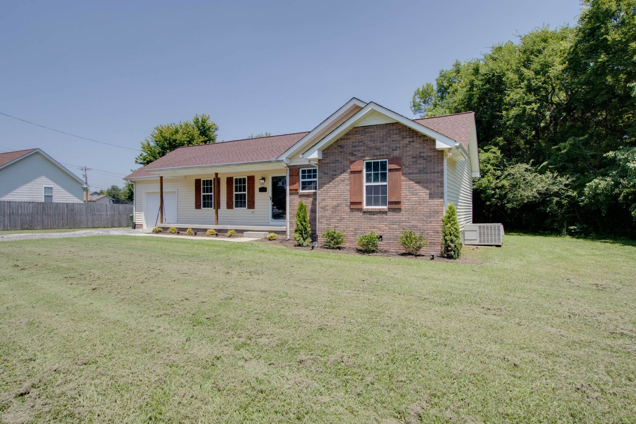 Property Photo:  405 Lealand Ln  TN 37087 