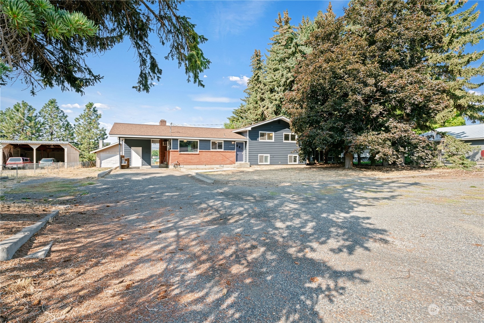 Property Photo:  1303 N Cora Street  WA 98926 