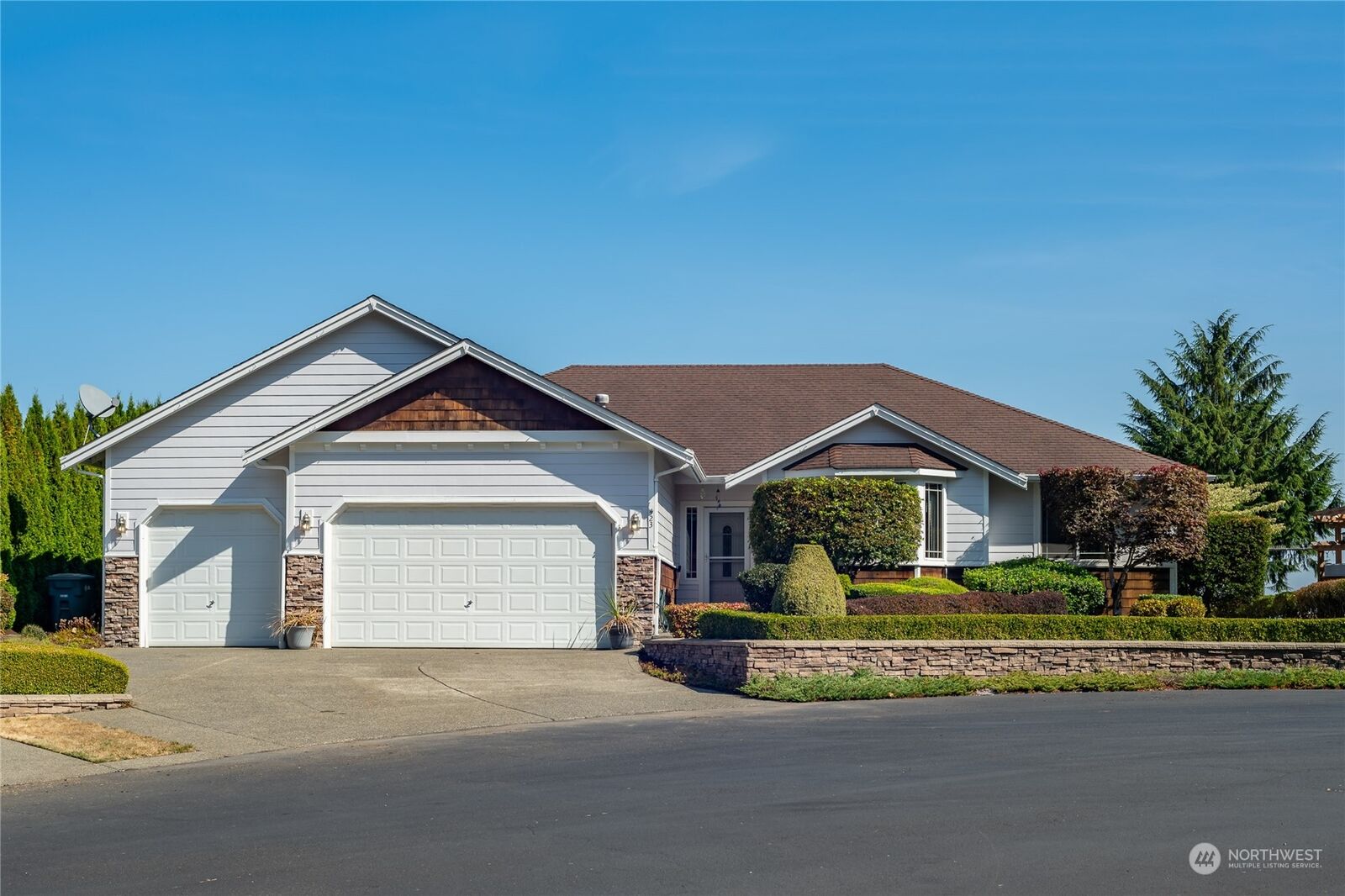 Property Photo: 423 207th Avenue E WA 98391