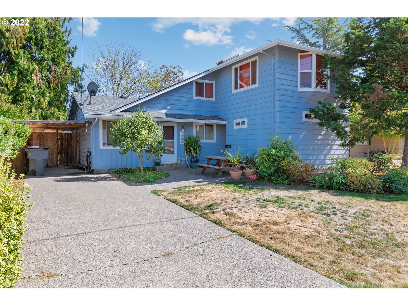 Property Photo:  1308 SW Melrose Ave  OR 97128 