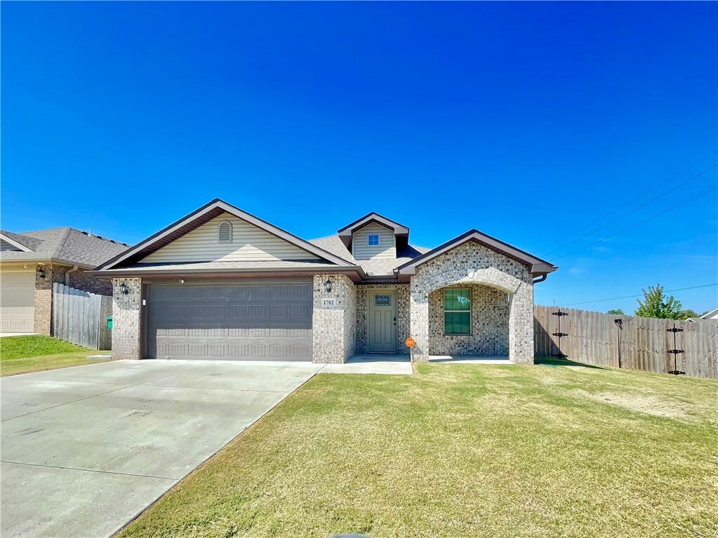 Property Photo:  1702 S K Place  AR 72756 