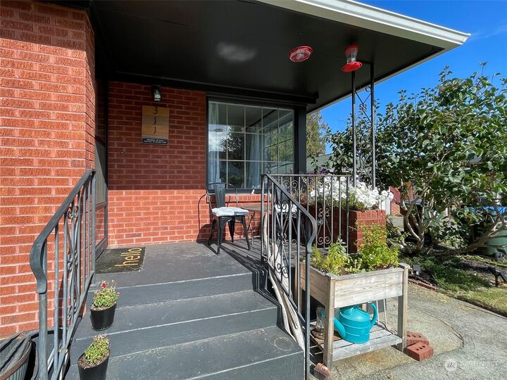 Property Photo:  311 W 10th Street  WA 98362 