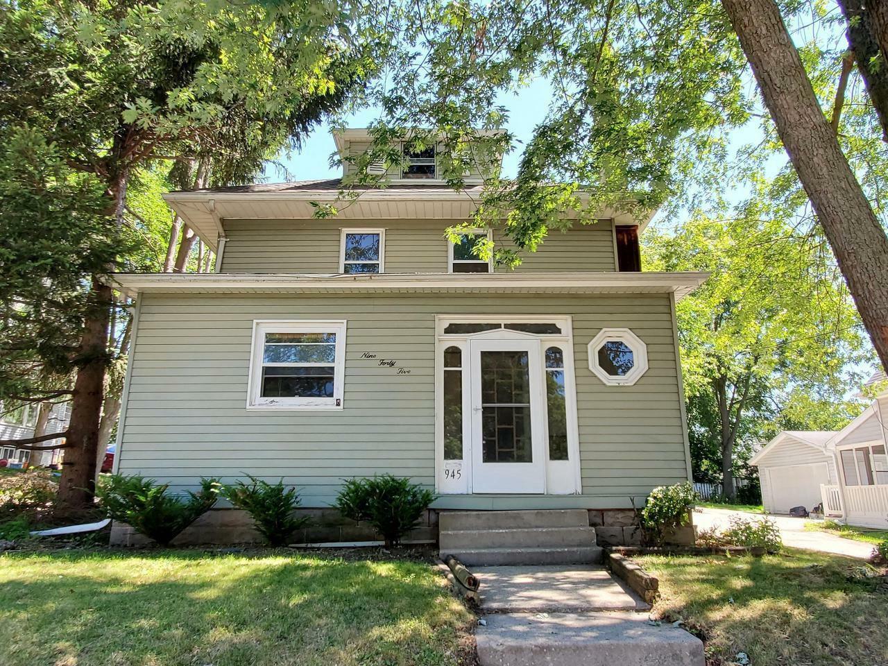 Property Photo:  945 Oakland Ave  WI 53186 