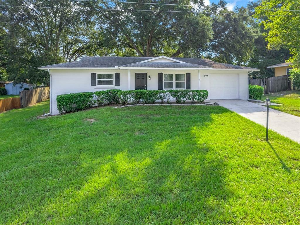 Property Photo:  609 Second Avenue  FL 32159 