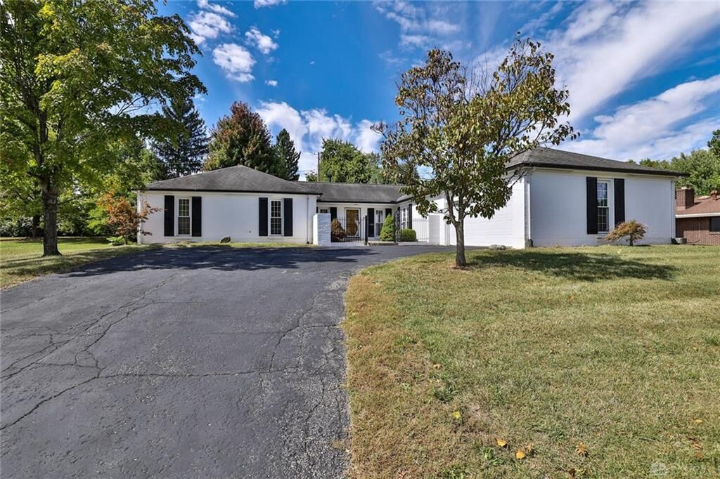 Property Photo: 5943 Lynnaway Drive OH 45415