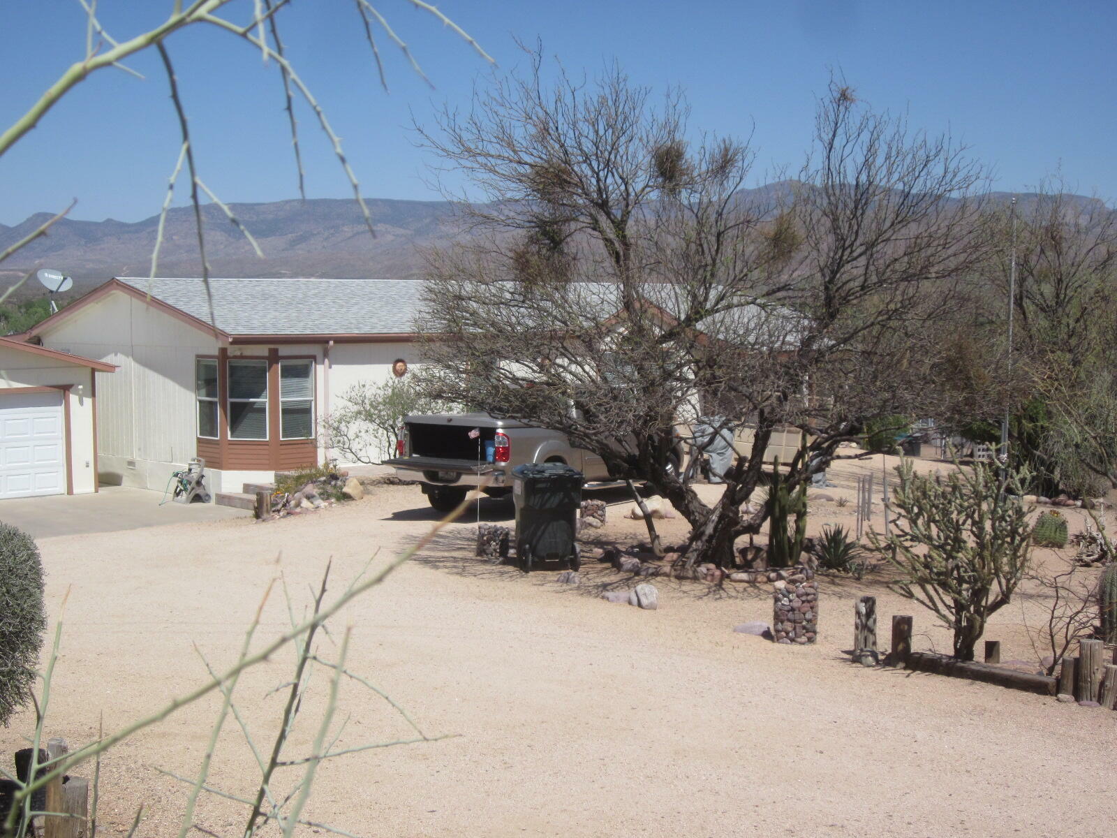 Property Photo:  118 E El Vagamundo Lane  AZ 85553 