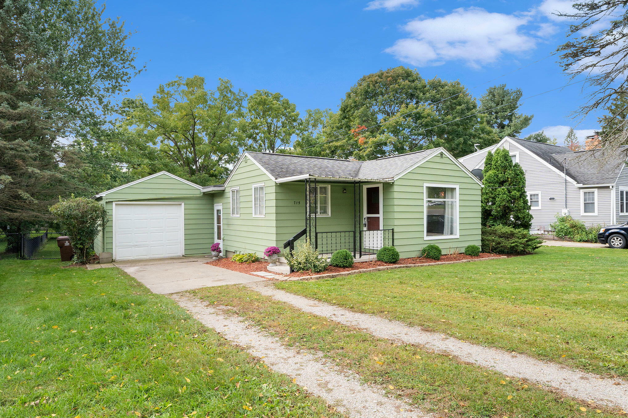 Property Photo: 715 W Henry Street MI 48813