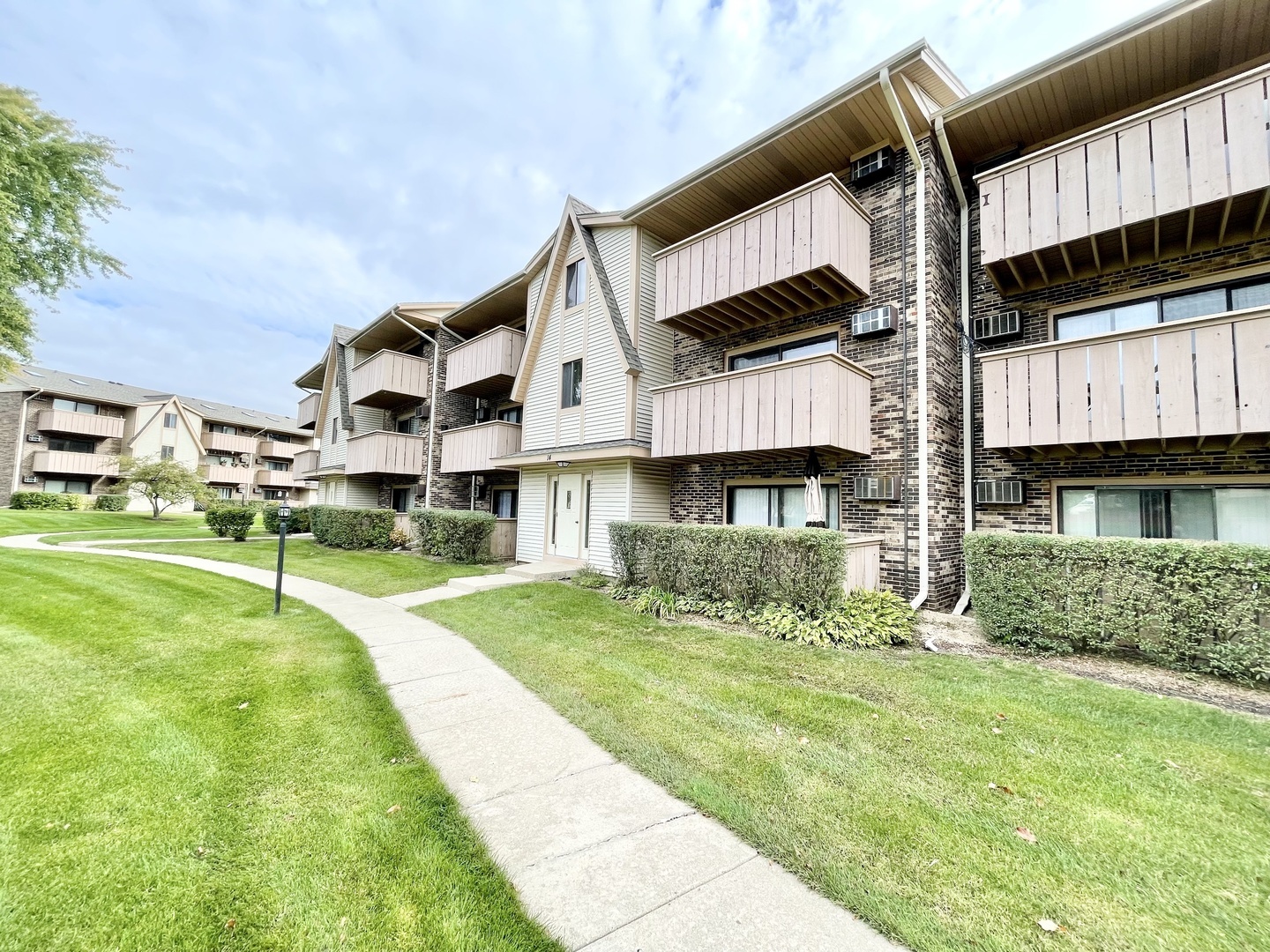 Property Photo:  14 Echo Court 16  IL 60061 