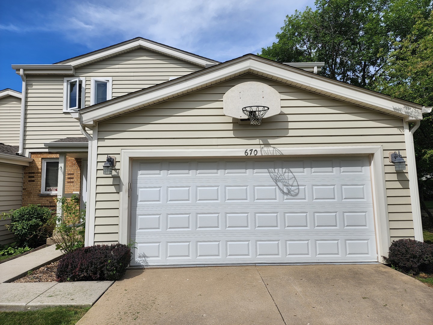 Property Photo:  670 Lincolnshire Lane  IL 60169 