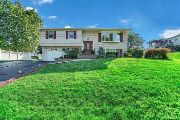 2 Hague Court  Nanuet NY 10954 photo