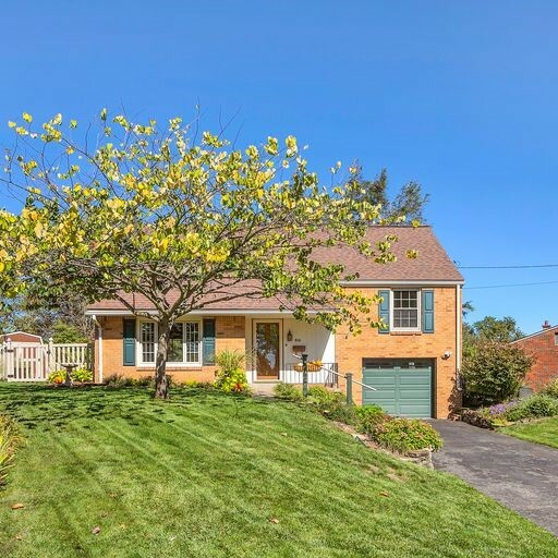 Property Photo: 816 Sweetleaf Dr PA 15146
