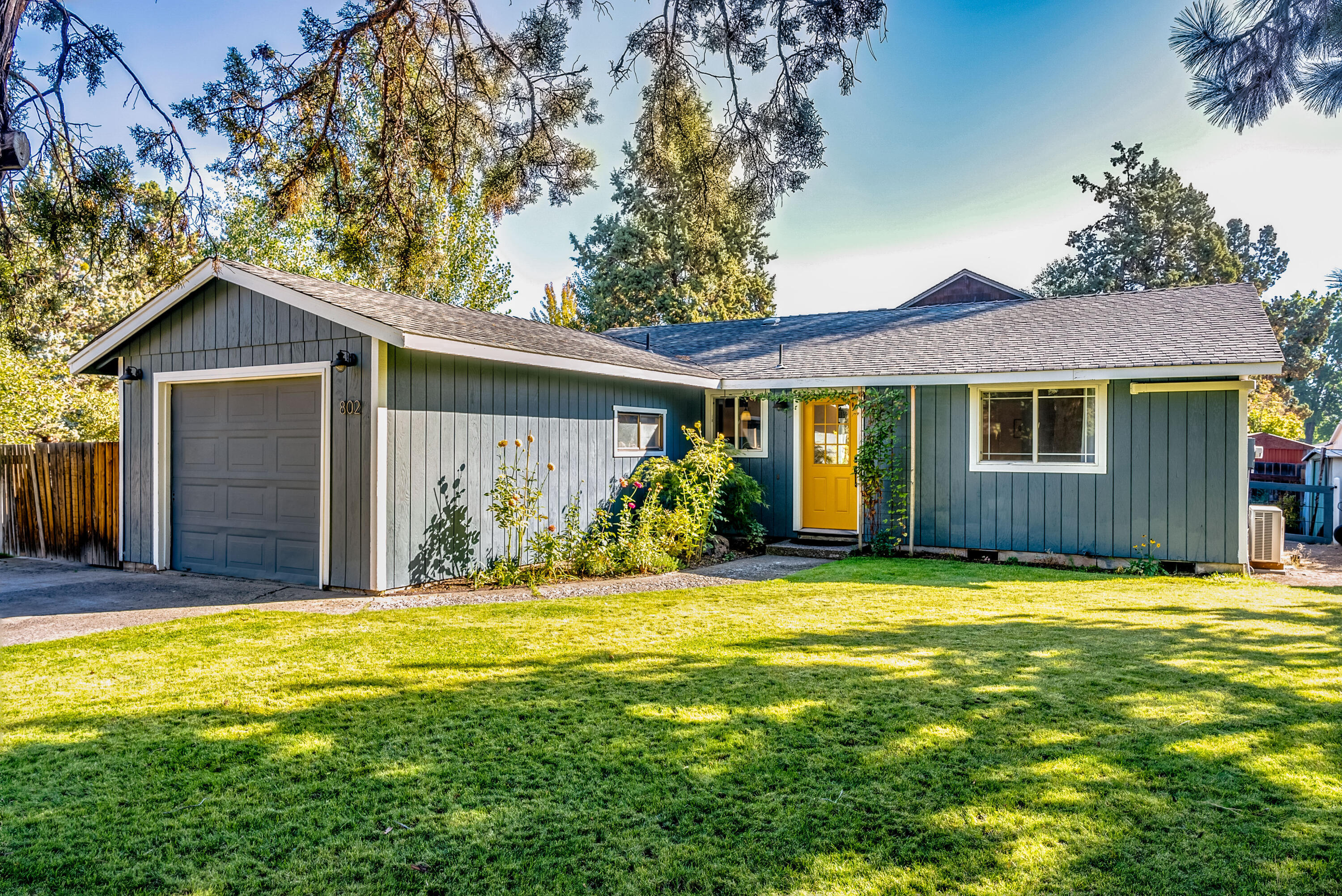Property Photo: 802 SE Polaris Court OR 97702