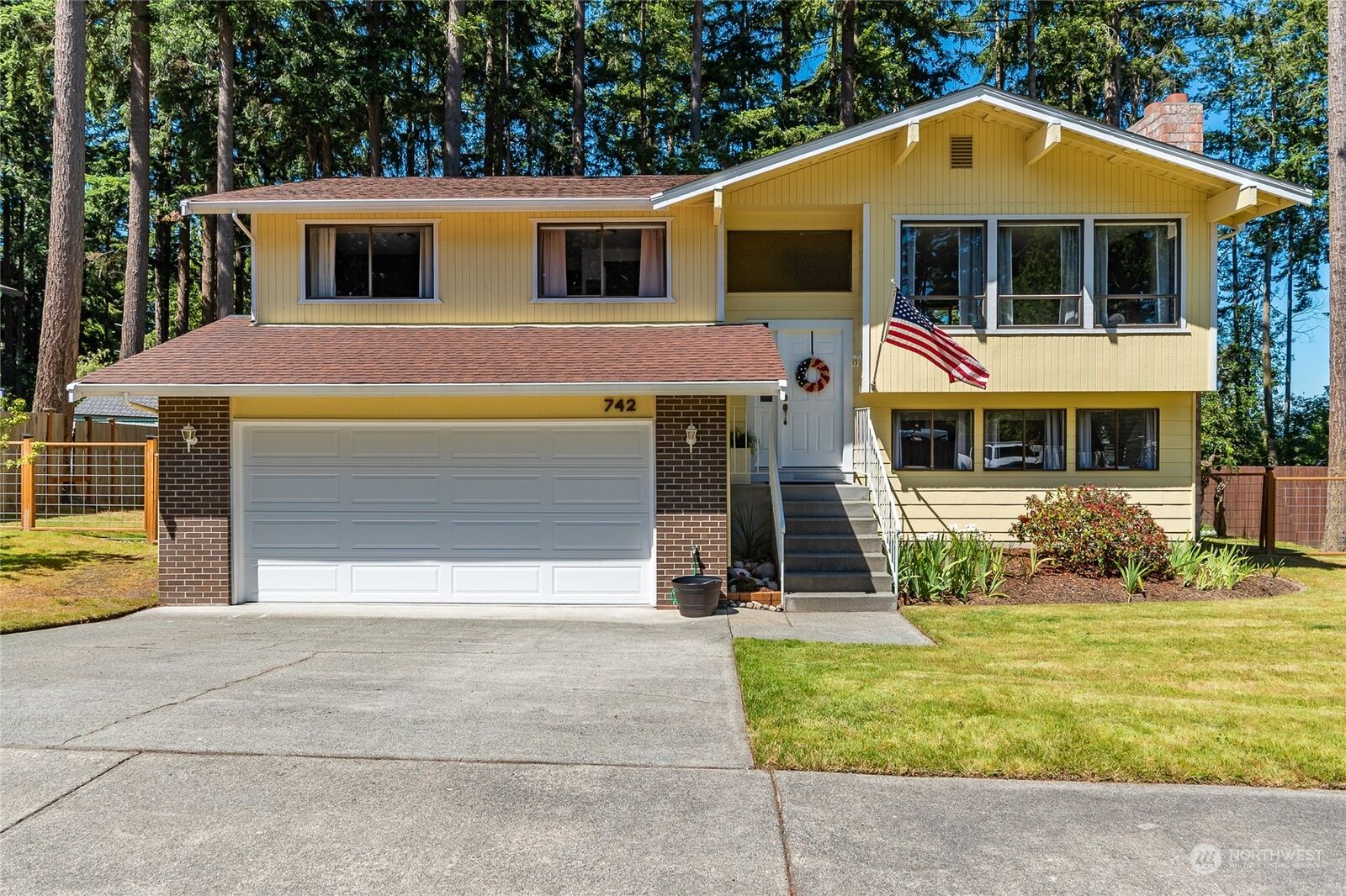 Property Photo:  742 SW 11th Court  WA 98277 