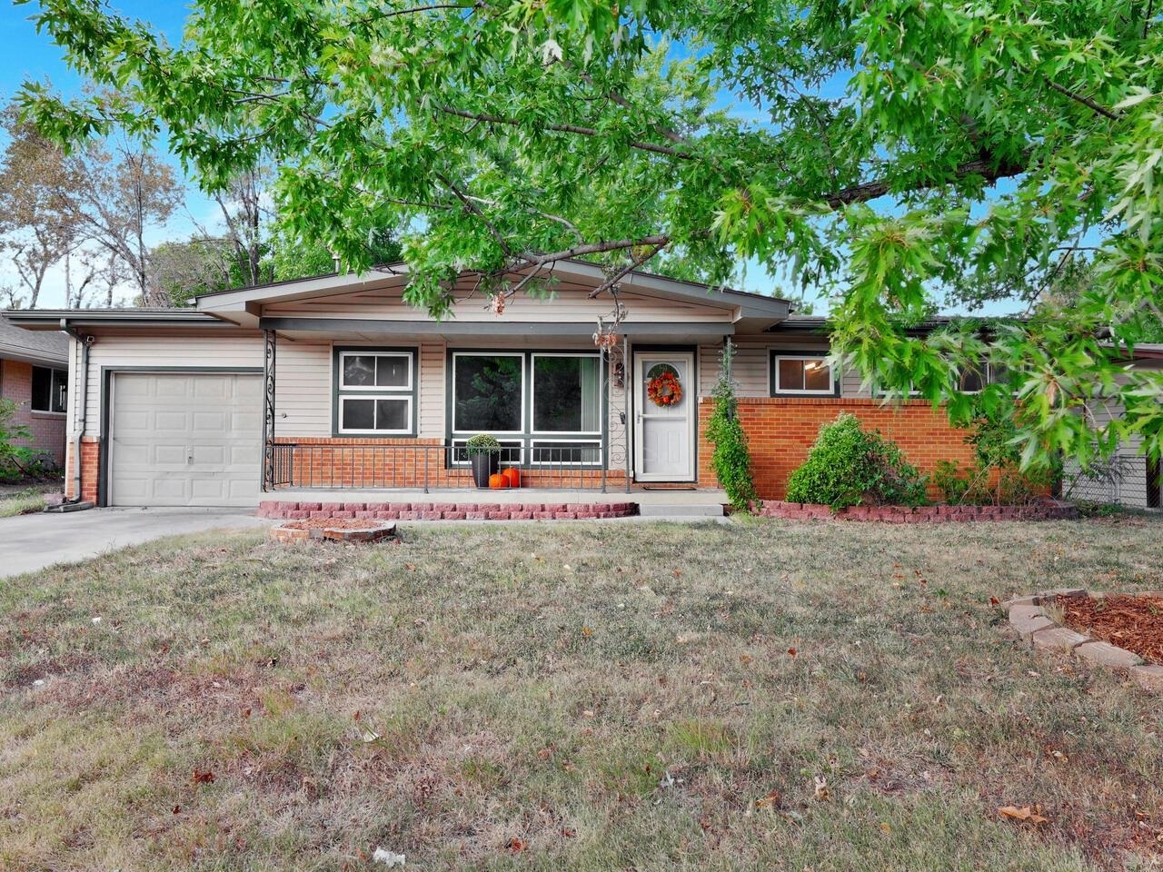 Property Photo:  118 W Lincoln St  KS 67037 