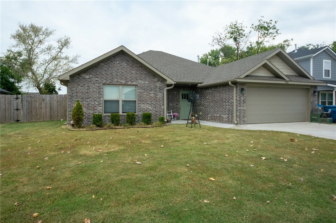 Property Photo:  700 SW Dallas Street  AR 72736 