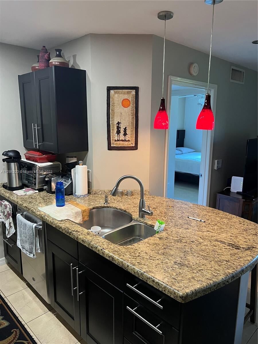 Property Photo: 460 S Park Rd 6-303 FL 33021