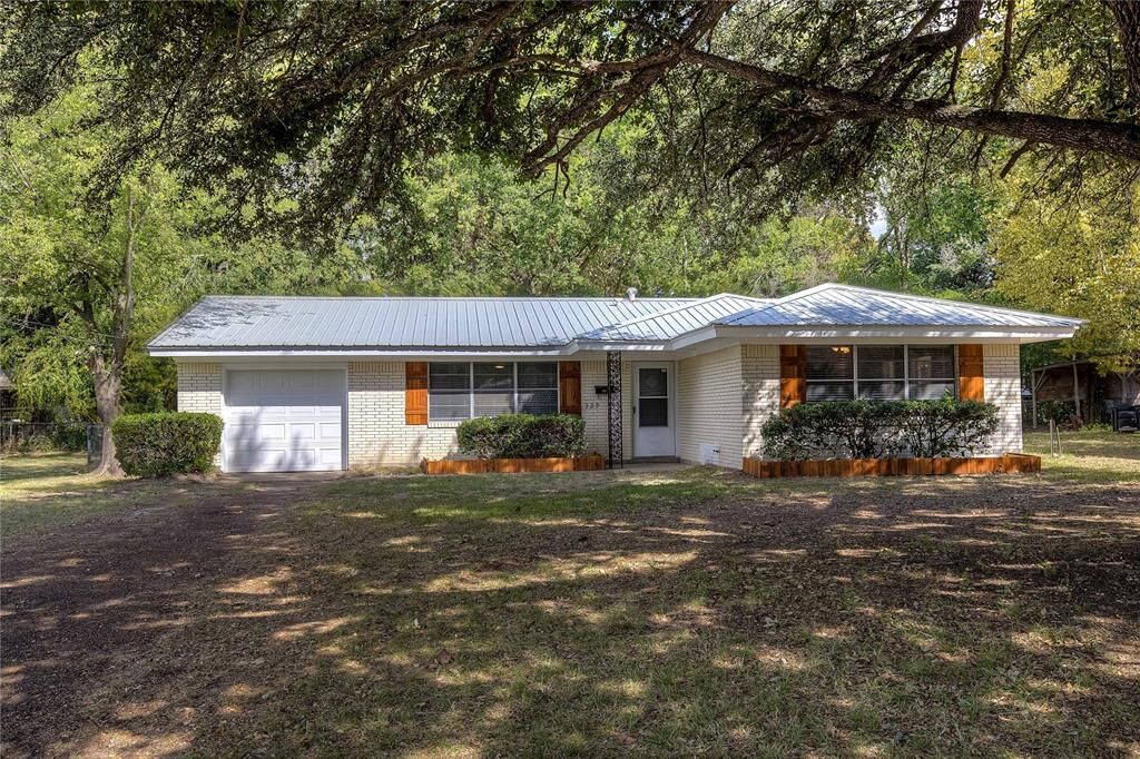 Property Photo:  329 Putman Street  TX 75482 