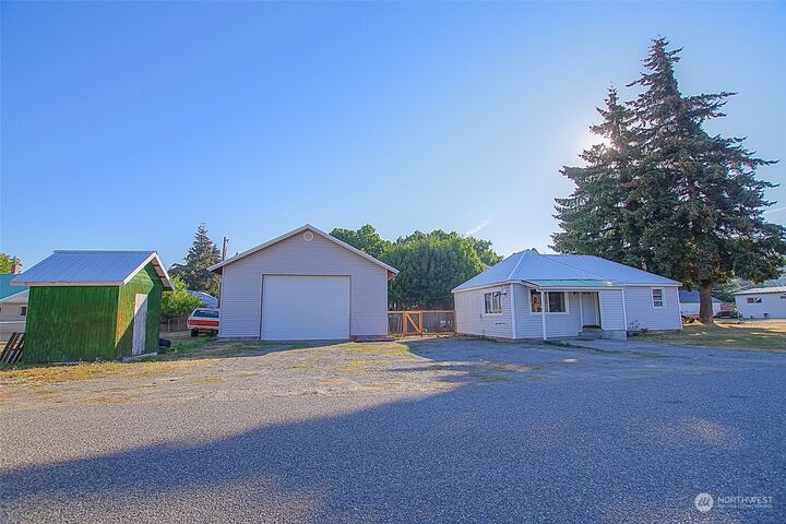 Property Photo:  714  Madison Avenue  WA 98943 