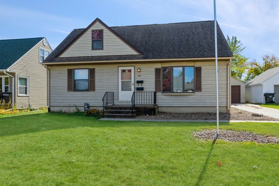 Property Photo:  715 43rd NE  IA 52402 