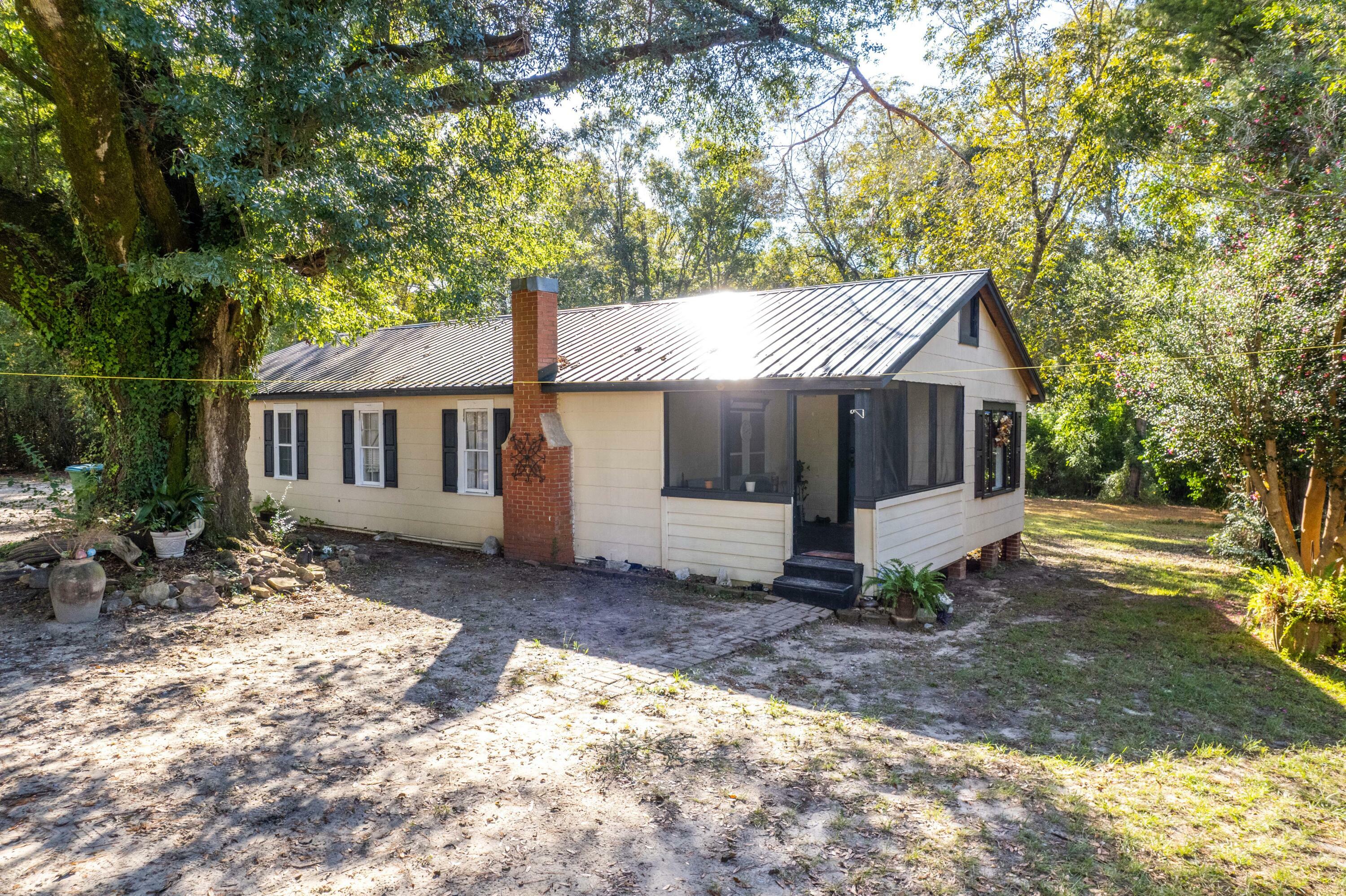 Property Photo:  3908 Sunnyside Avenue  FL 32567 