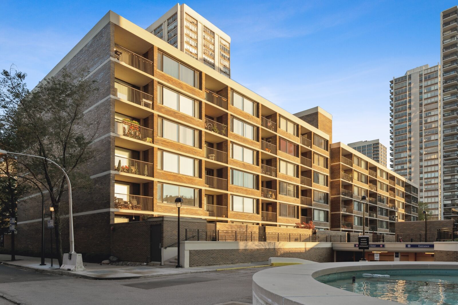 Property Photo:  1555 N Sandburg Terrace 405K  IL 60610 