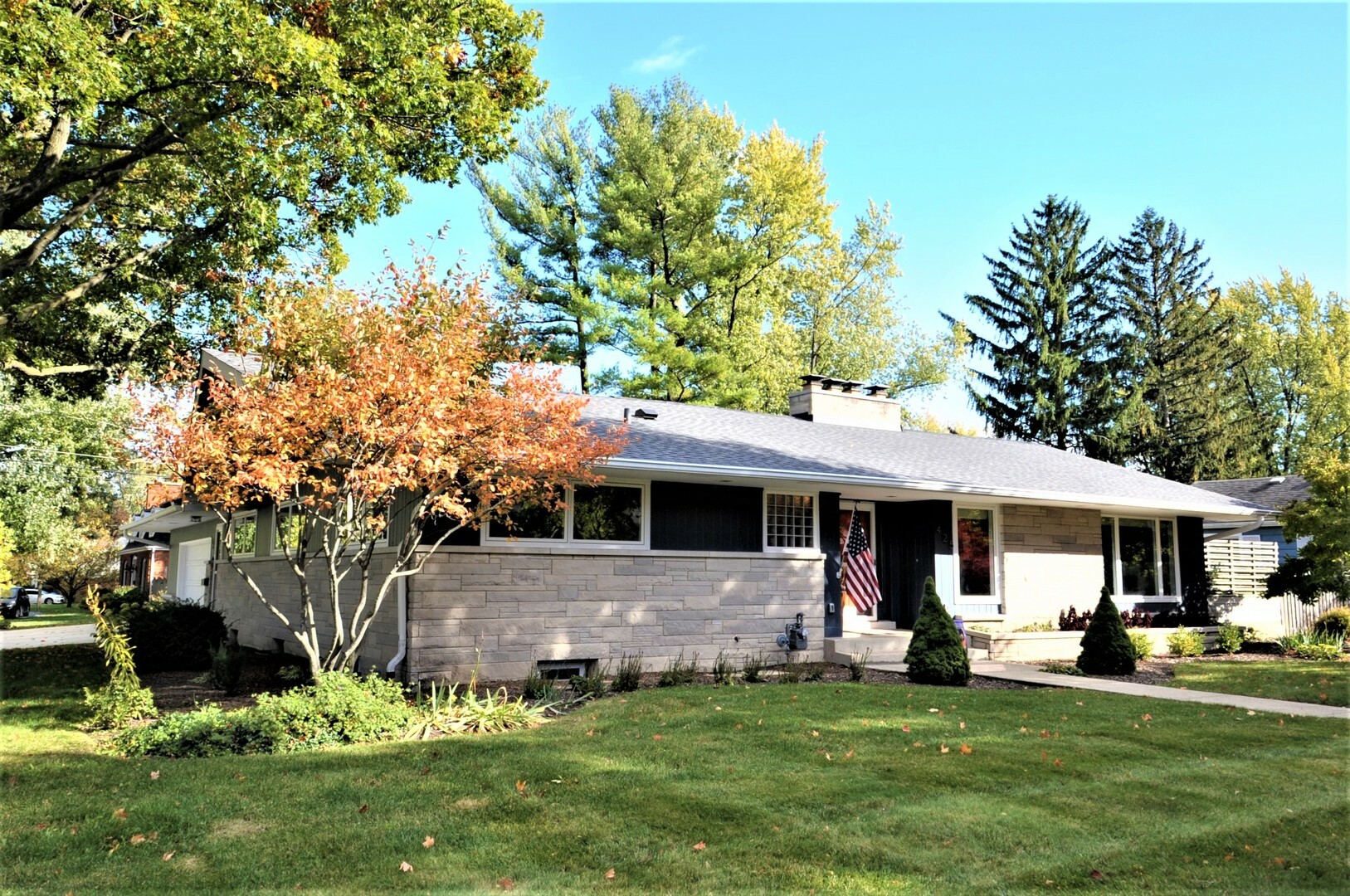 Property Photo: 425 Maple Lane IL 60134