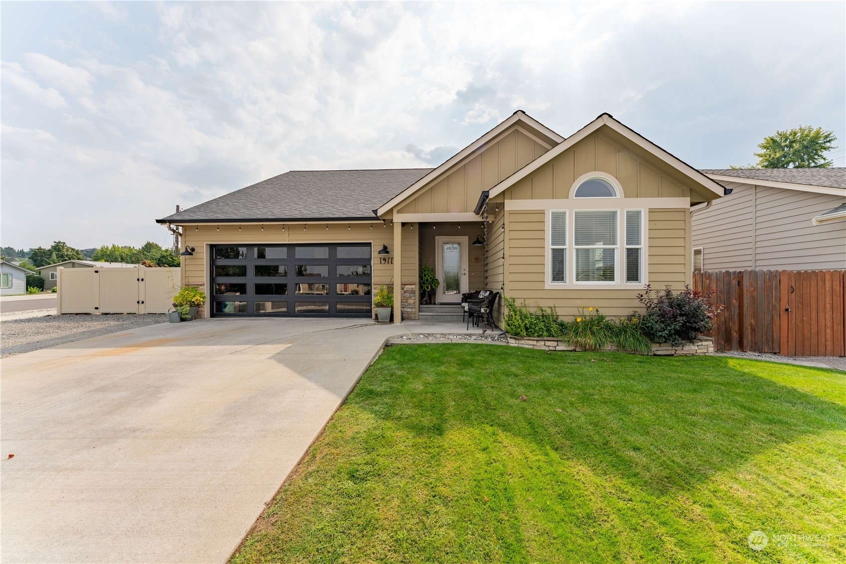 Property Photo: 1911 Grandview Loop WA 98801