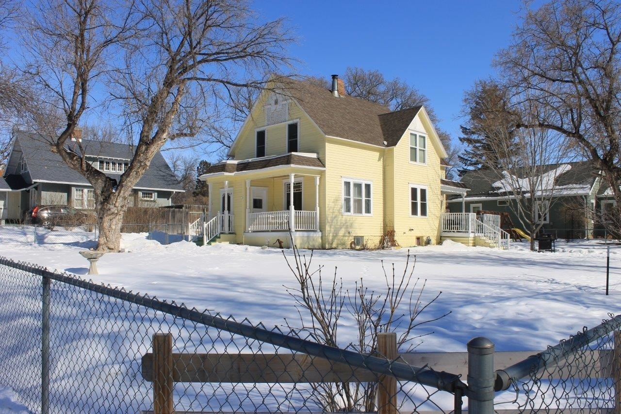 Property Photo:  902 2nd St NE  ND 58703 