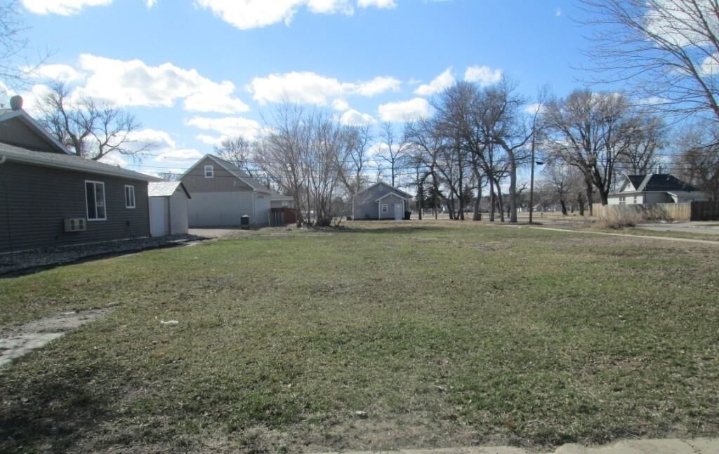 Property Photo:  523 NW 3rd St  ND 58703 
