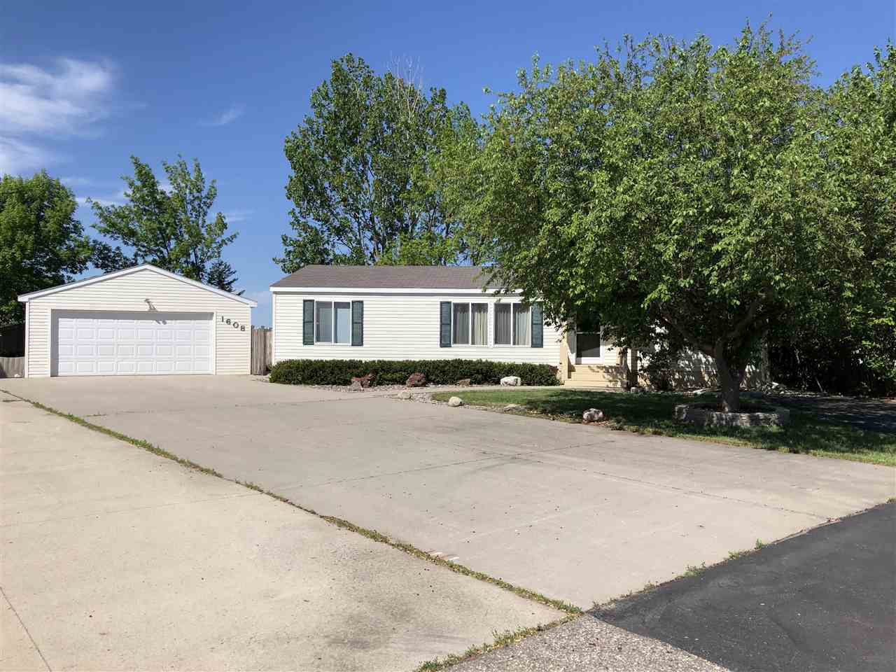 1608 44th St SE  Minot ND 58701 photo