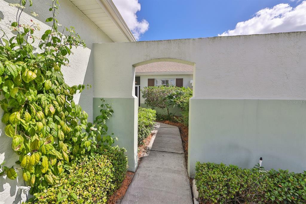 Property Photo:  829 Tremont Greens Lane  FL 33573 