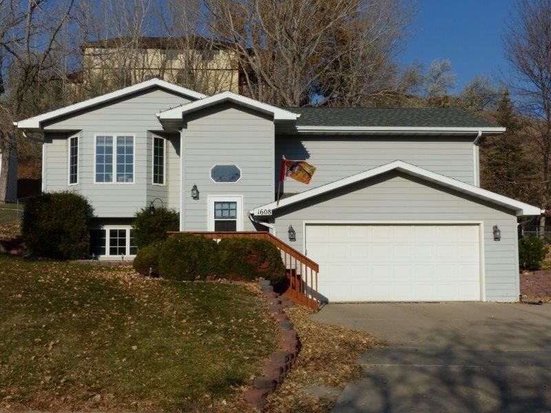 Property Photo:  1608 Terrace Drive NW  ND 58703 