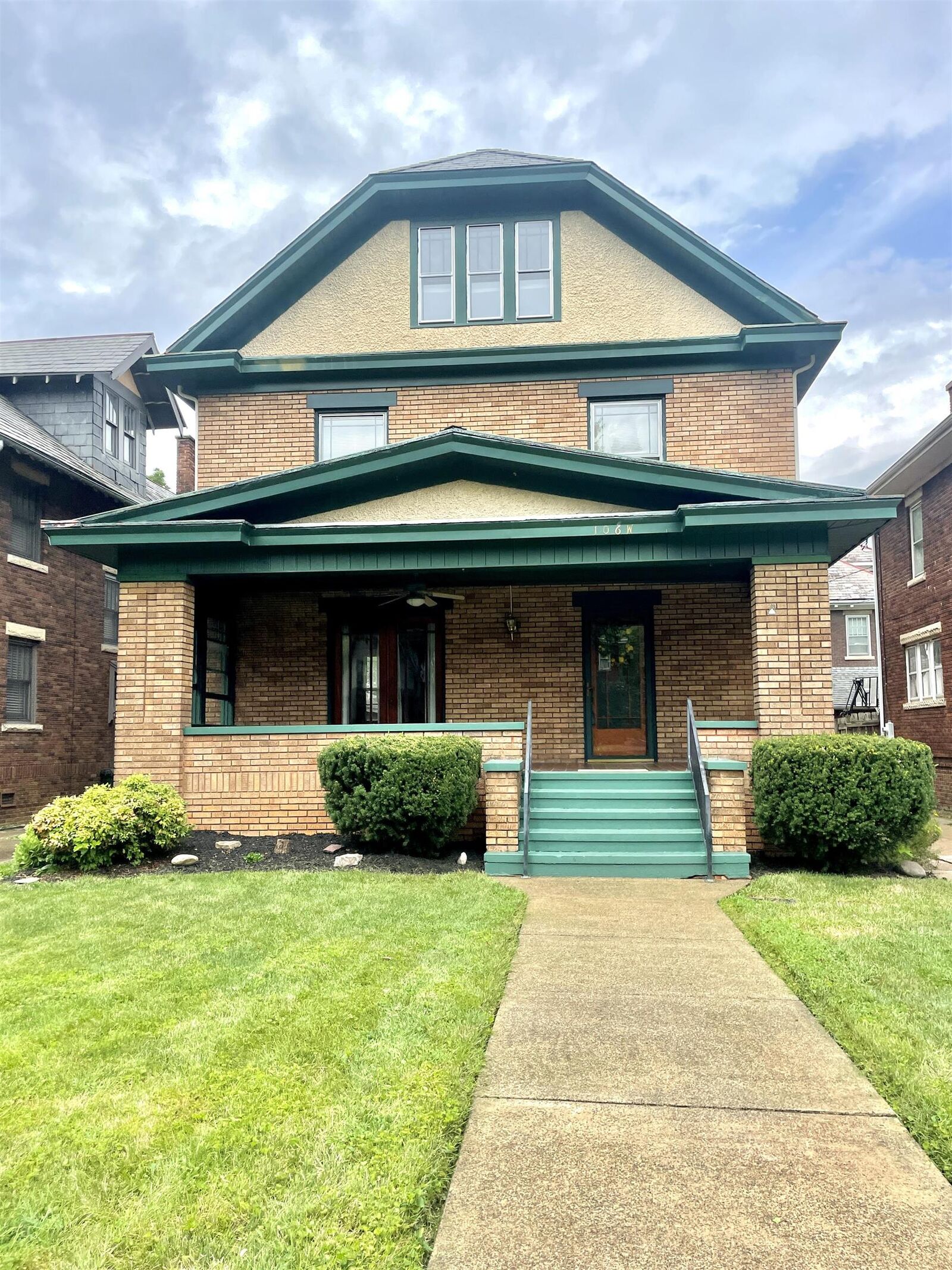 Property Photo:  106 W 11th Avenue  WV 25701 