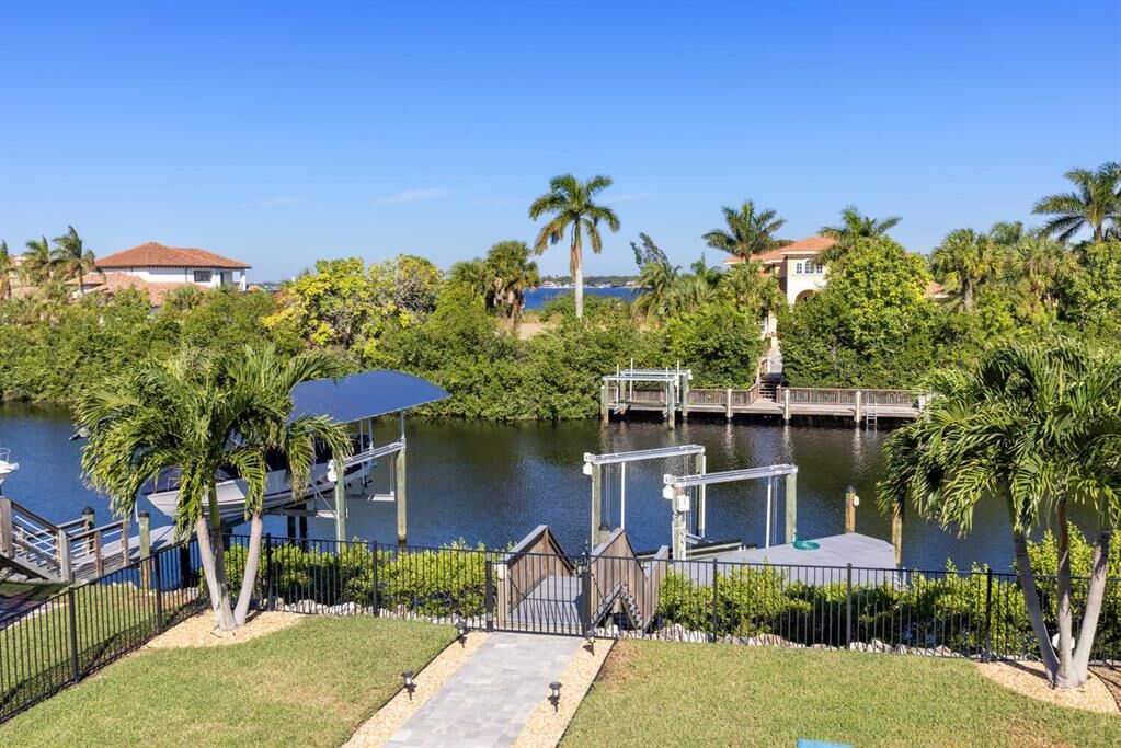 Property Photo: 4401 5th Avenue NE FL 34208