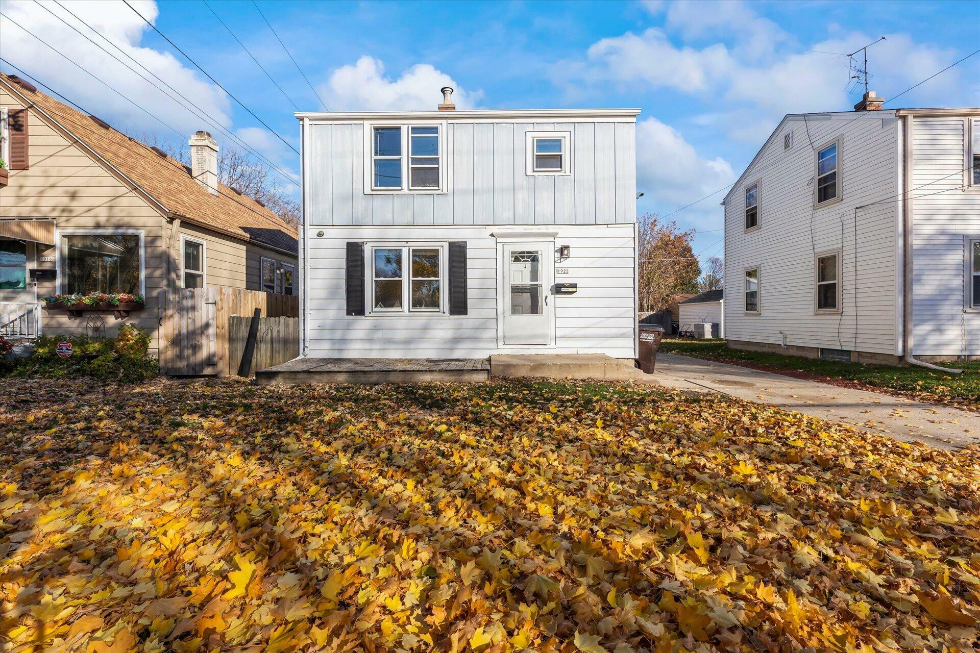 Property Photo: 1922 E Cora Ave WI 53235