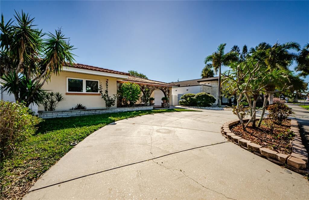 Property Photo:  945 Mandalay Avenue  FL 33767 