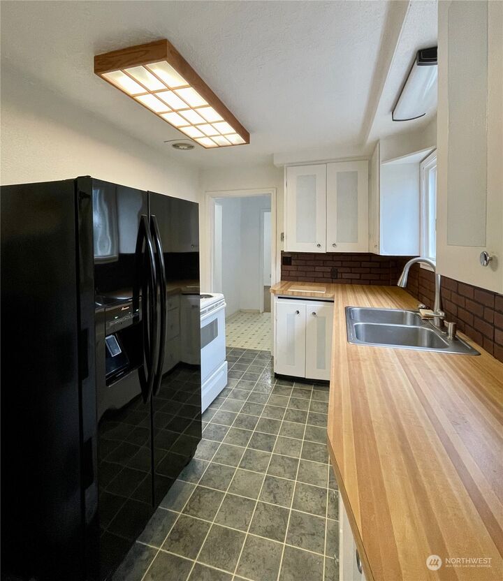 Property Photo:  803 N 7th Avenue  WA 98626 