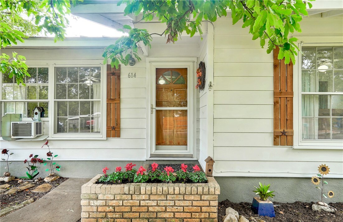 Property Photo:  614 W Crestland Drive  TX 78752 