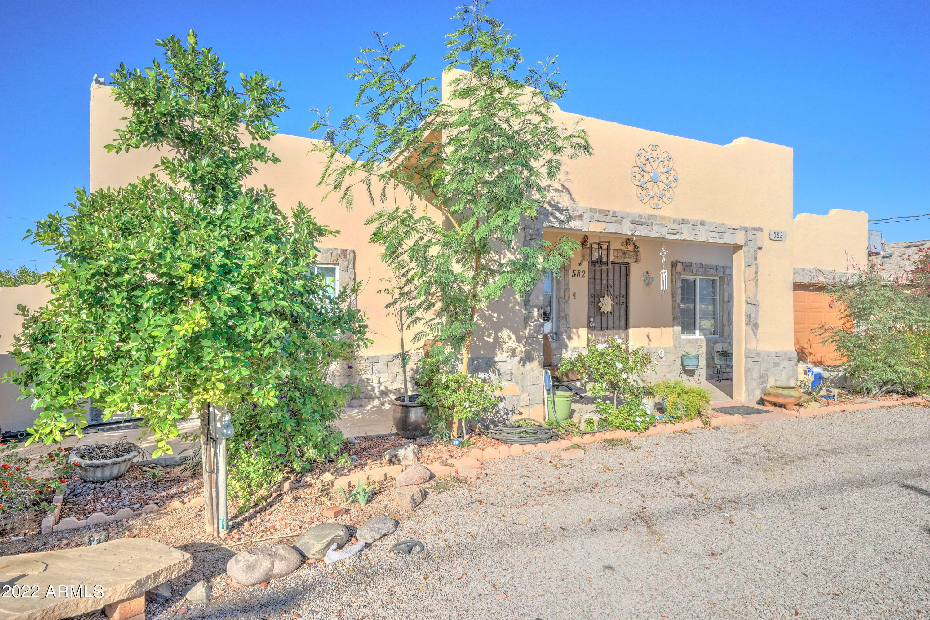 Property Photo:  582 S Main Drive  AZ 85120 