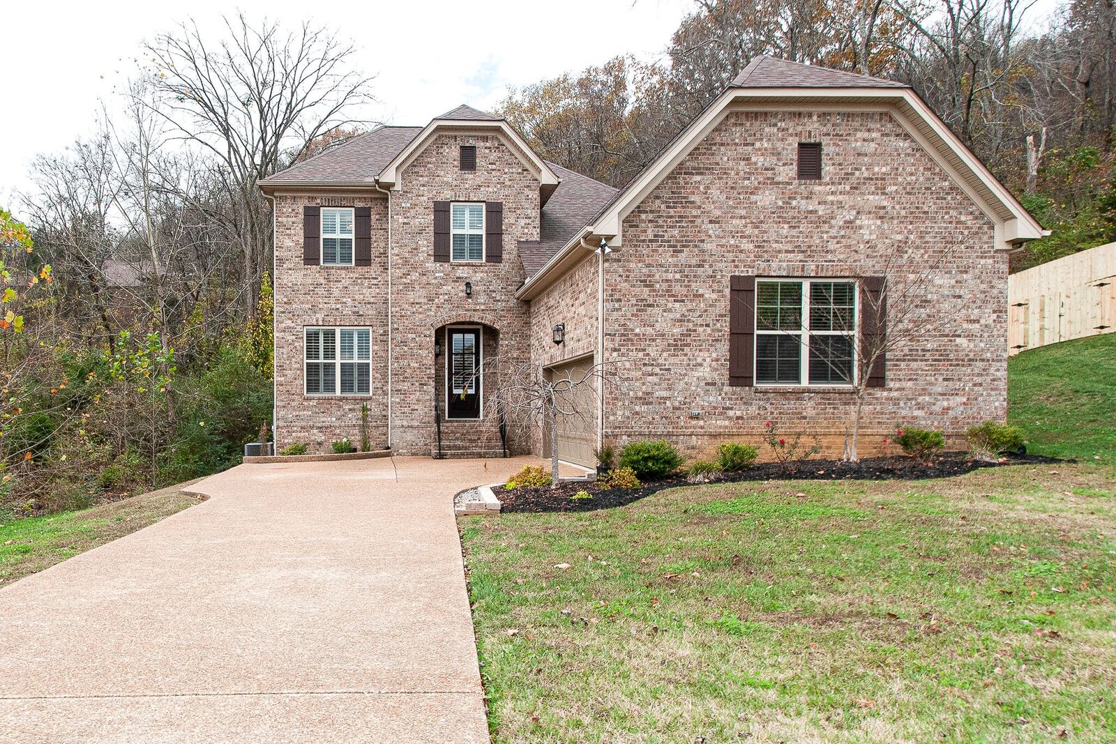 Property Photo:  813 Doncaster Ln  TN 37221 