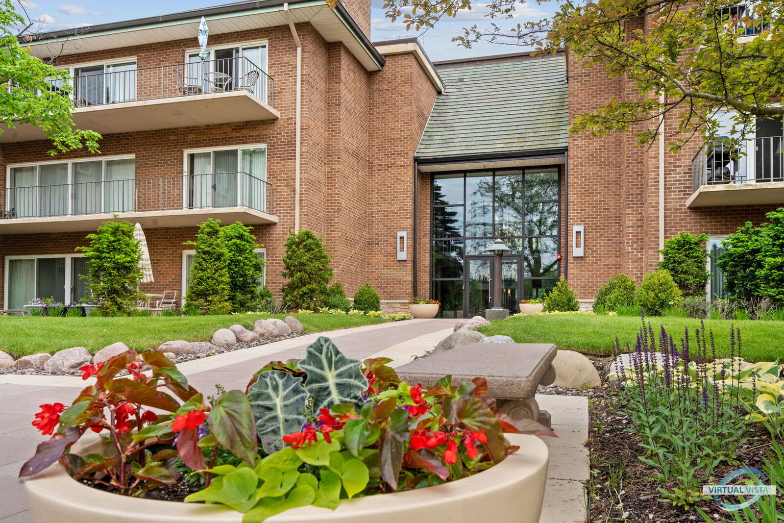 Property Photo: 6 Oak Brook Club Drive K307 IL 60523