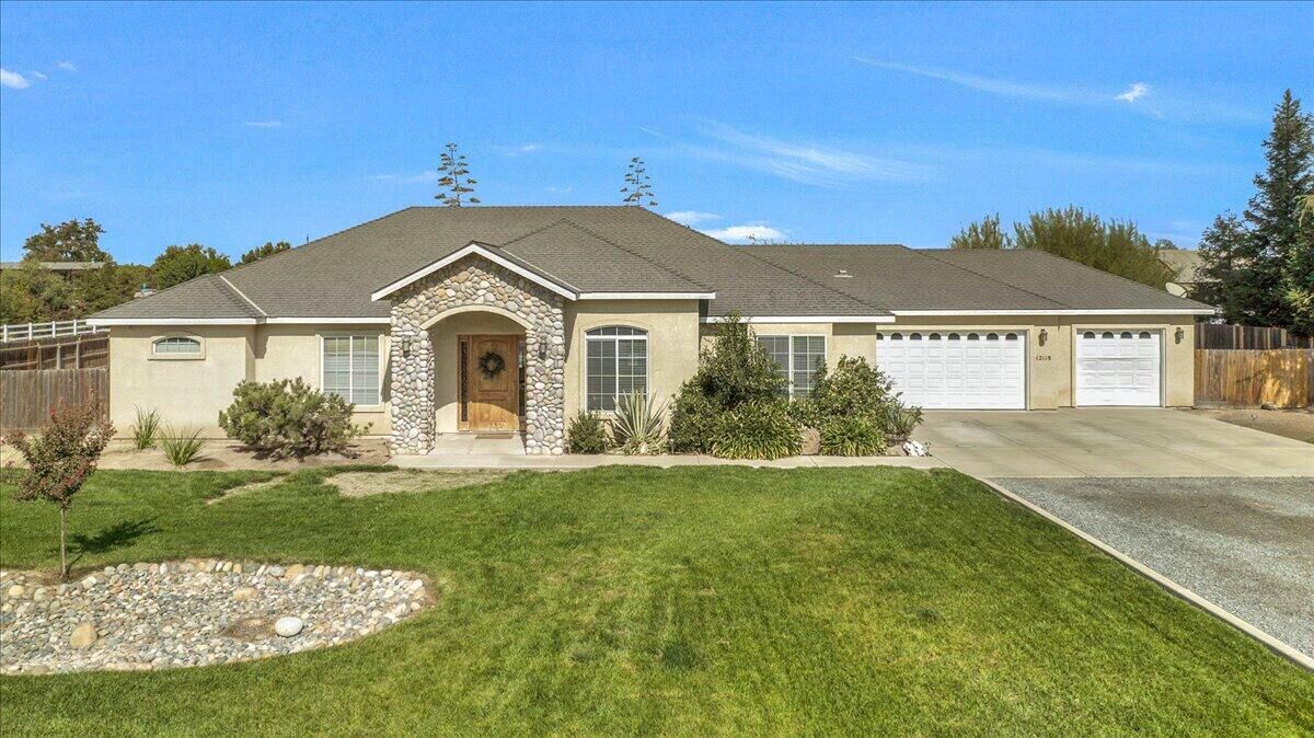 Property Photo: 12118 Bermuda Street CA 93291