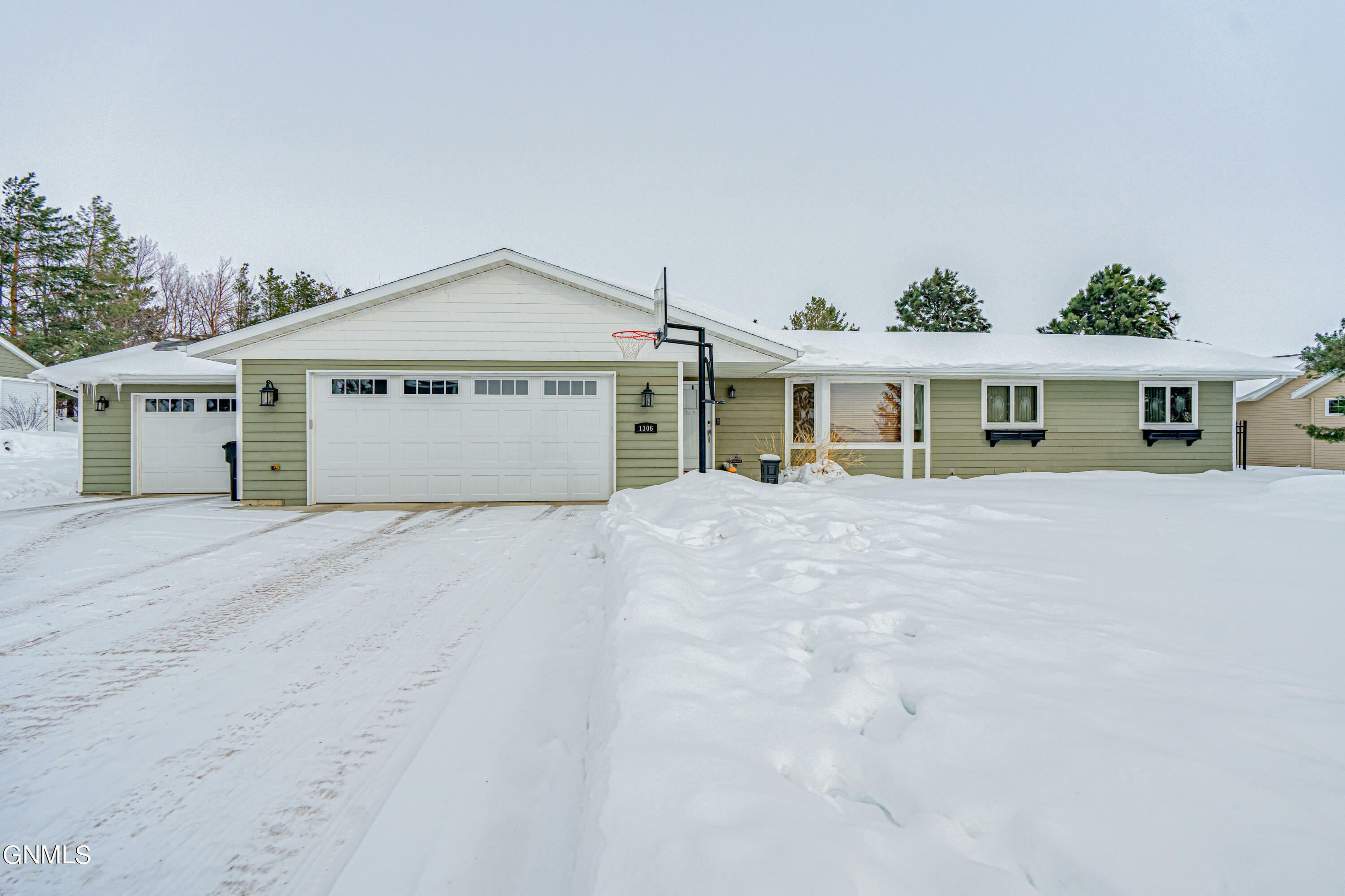 Property Photo:  1306 Ash Coulee Drive  ND 58503 