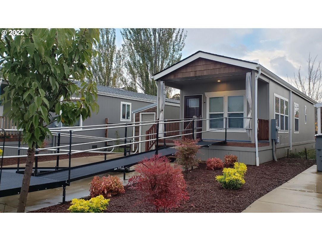 Property Photo:  515 SE Sheridan Rd 7  OR 97378 