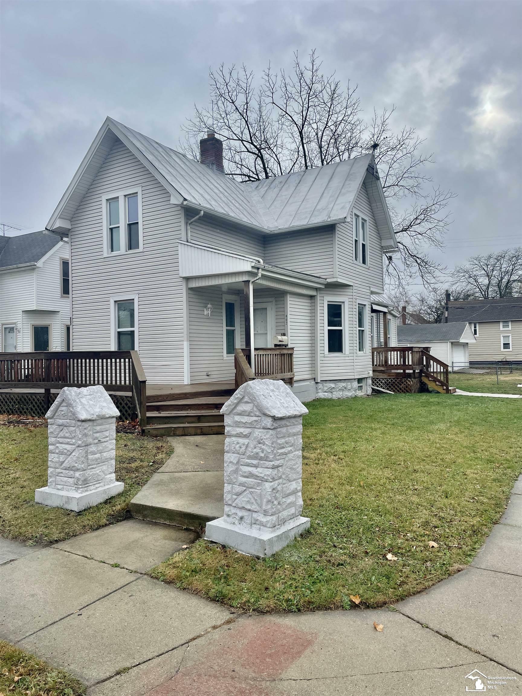 Property Photo:  802 E Second St  MI 48161 