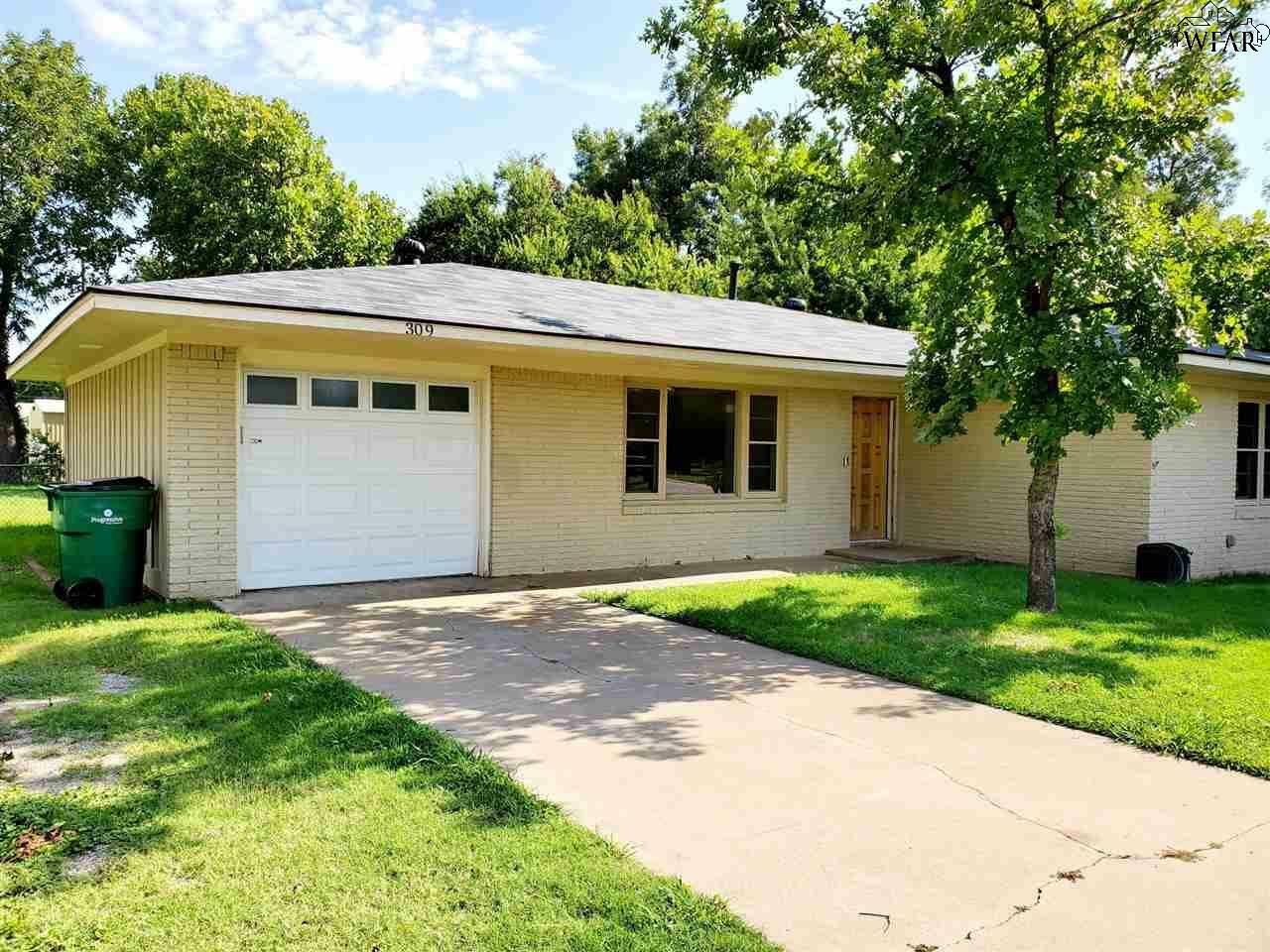 Property Photo: 309 W College Street TX 76354