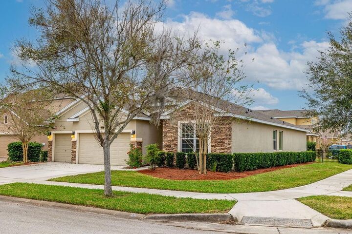 Property Photo: 207 Appleton Lane FL 32724