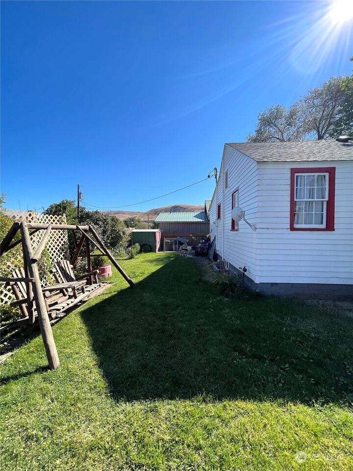 Property Photo: 135 S 5th Avenue WA 98840